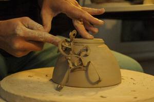 Abdrehen einer getöpferten Schale in der Keramik Werkstatt in Münster
