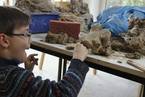 Kind töpferte eine Ente in Werkstatt in Münster
