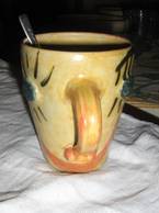 Tasse aus vorgedrehtem Keramik-Rohling mit weißem Ton